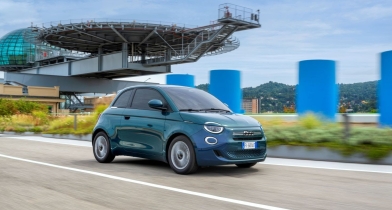 Το νέο Fiat 500 Hybrid έφτασε στην Ελλάδα με τιμή από 18.990 ευρώ