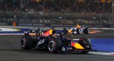 Pole για Φερστάπεν στη Σιγκαπούρη με τις Ferrari σε απόσταση αναπνοής