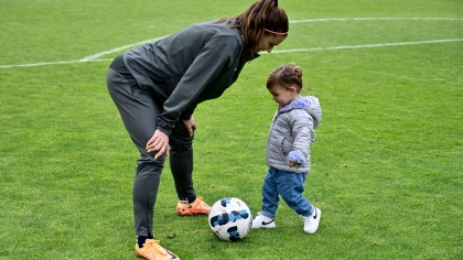 Η FIFA επικαιροποίησε τα πρωτόκολλα μητρότητας για παίκτριες και προπονήτριες