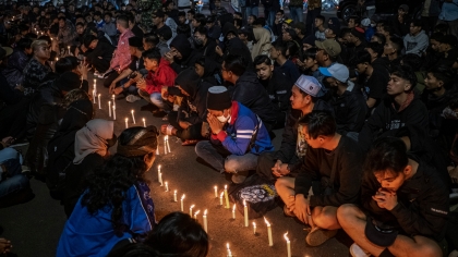 Χιλιάδες οπαδοί της Αρέμα θρήνησαν για τον χαμό των 174 φιλάθλων στην Ινδονησία