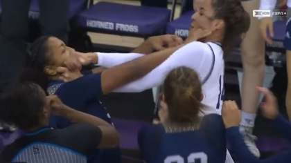 Απίστευτο ξύλο με μπουνιές μεταξύ γυναικών σε αγώνα για το NCAA! (vid)