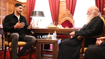 Ο Ενές Καντέρ με τον Αρχιεπίσκοπο Ιερώνυμο.