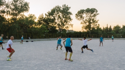 Αθηναίοι παίζουν ποδόσφαιρο σε ένα ξερό γήπεδο της Αθήνας.