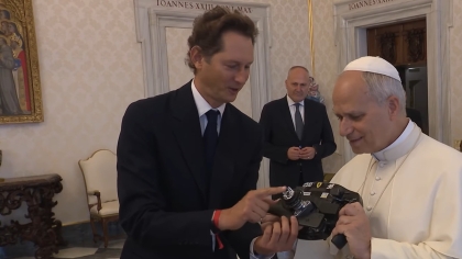 Ο πρόεδρος της Ferrari χάρισε στον Πάπα τιμόνι μονοθεσίου F1 της Scuderia (vid)