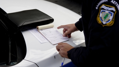 Διαμάχη κυβέρνησης - Δήμων για το ποιος θα εισπράττει τα πρόστιμα από τις παραβάσεις του ΚΟΚ