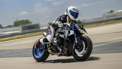 BMW R 1300 R TITAN: Ένας Τιτάνας που γεννήθηκε για να κερδίζει αγώνες Dragster