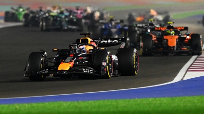 Ο Φερστάπεν πήρε «χειρουργικά» τη νίκη στο Κατάρ και το πρωτάθλημα παραμένει ανοιχτό