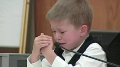 Σπαρακτική μαρτυρία 7χρονου: Η στιγμή που λέει στο δικαστήριο ότι η μητέρα του έπνιξε την αδερφή του