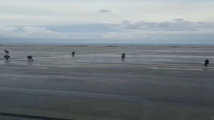 Απίστευτες εικόνες: Αγρότες παίζουν μπάλα στην πίστα του αεροδρομίου Ηρακλείου! (vid)