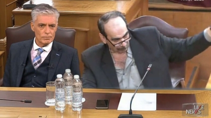 Ο Ευαγγελάτος κατάφερε να... αράξει δίπλα στον «Φραπέ» στην Εξεταστική! (vid)