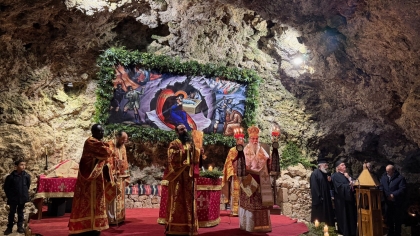 Μαζεύτηκαν πάνω από 3.000 προσκυνητές σε σπήλαιο της Κρήτης: Παρακολούθησαν την αναπαράσταση της Γέννησης