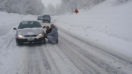 Πώς να τοποθετήσετε σωστά τις αντιολισθητικές αλυσίδες στο αυτοκίνητό σας (vid)