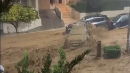 Εικόνες χάους στην Αττική: Ποτάμι η Ποσειδώνος, καταρράκτες στο Παγκράτι, παρασύρθηκαν ΙΧ στη Γλυφάδα (vid)