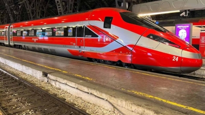 Αυτό είναι το τρένο που εκτροχιάστηκε στην Ισπανία: Φτάνει τα 360χλμ/ώρα και χαρακτηρίστηκε ως «τεχνολογικό αριστούργημα» (vid)