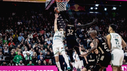 Ένα σκάφος που μπάζει νερά