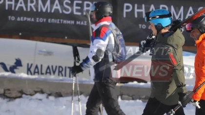 Κυριάκος Μητσοτάκης: Με τα χιονοπέδιλα στον ώμο πήγε στα Καλάβρυτα για σκι