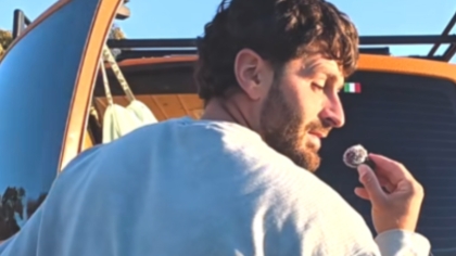 Ζει σε βαν με 1.300€ μισθό: Η ιστορία δημόσιου υπαλλήλου που είπε «όχι» στο ενοίκιο