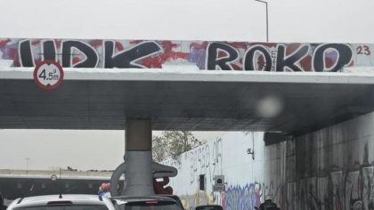 Πειραιάς: Άρμα του καρναβαλιού «σφήνωσε» σε γέφυρα στην παλιά Ποσειδώνος – Αποκλειστικές εικόνες