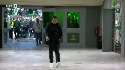 Ο Άταμαν έφυγε κατευθείαν για τα αποδυτήρια!