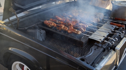 Τσικνοπέμπτη: Οδηγός επιβίωσης για να μη γίνει το σαλόνι του αυτοκινήτου... ταβέρνα