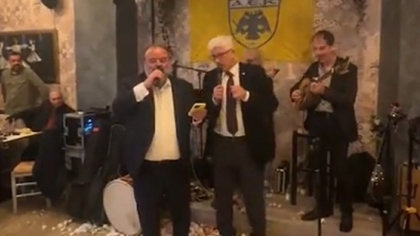 Ο Μάριος Ηλιόπουλος τραγουδάει με τον Στέλιο Μανωλά στην κοπή της πίτας των παλαιμάχων της ΑΕΚ