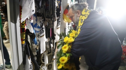 Ο Μάριος Ηλιόπουλος καταθέτει στεφάνι έξω από το γήπεδο της Τούμπας