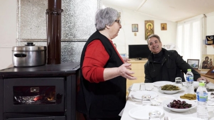 Ο Κ. Μητσοτάκης δοκίμασε ντολμαδάκια πάνω στα σύνορα: Τον φίλεψε στην καλύβα της η «Κυρά του Δέλτα»