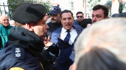 Απίστευτο ξύλο σε νοσοκομείο που επισκέφτηκε ο Άδωνις: Με συνοδεία και ασπίδες προστάτευαν τον Υπουργό (vid)