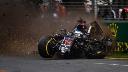 Σαν Σήμερα: To ανατριχιαστικό ατύχημα του Αλόνσο και η εντυπωσιακή πρεμιέρα της F1 στην έρημο (vid)