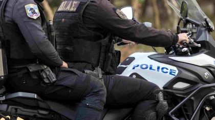 Συνελήφθη γνωστός τράπερ σε καταδίωξη: Κουβαλούσε μαχαίρι 20 εκατοστών (vid)