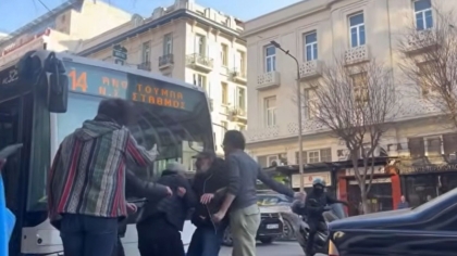 Τσαμπουκάδες στην Εγνατία: Οδηγός λεωφορείου κάνει... τόπι στο ξύλο οδηγό ΙΧ που πάρκαρε σε λεωφορειολωρίδα (vid)