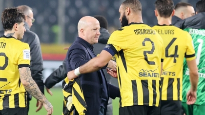 Ο Μάρκο Νίκολιτς και ο Αρόλντ Μουκουντί μετά το τέλος του αγώνα της ΑΕΚ