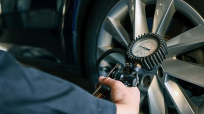 Πώς να ρυθμίσεις σωστά την πίεση των ελαστικών του αυτοκινήτου σου