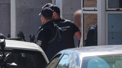 Ένοπλη επίθεση 89χρονου σε ΕΦΚΑ και Πρωτοδικείο: Μυστήριο με τη βαλίτσα με τα 3.000 ευρώ που άφησε στο ταξί 