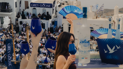 Πάσχα στην Πάρο με την Grey Goose: μοναδικές εικόνες από τo viral κυκλαδίτικο γλέντι στο γραφικό λιμανάκι της Νάουσας