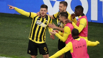 Γιόβιτς, Βάργκα, Γκατσίνοβιτς και Ζίνι πανηγυρίζουν γκολ της ΑΕΚ