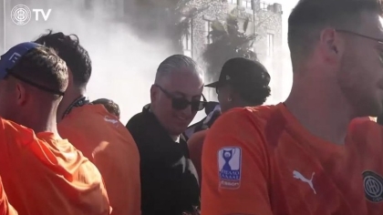 Ο Μιχάλης Μπούσης πάνω στο ανοιχτό πούλμαν του ΟΦΗ συμμετέχει στη γιορτή