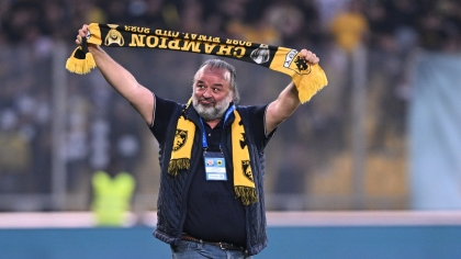 Ο περιχαρής Μάριος Ηλιόπουλος ύψωσε κασκόλ από το νταμπλ μετά το θρίαμβο επί του ΠΑΟΚ