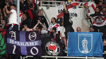 Σημαίες και πανό του Ηρακλή στην εξέδρα της Ράγιο Βαγιεκάνο στη Νέα Φιλαδέλφεια