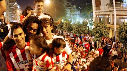 Πατσατζόγλου: «Δεν μας κυνηγούσε κανένας εμάς στον Ολυμπιακό, παίρναμε τα πρωταθλήματα 20 βαθμούς μπροστά» (vid)