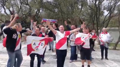 Οπαδοί της Ράγιο Βαγιεκάνο κάνουν... κερκίδα κάτω από την Ακρόπολη
