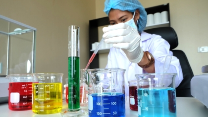 Μεταρρυθμίσεις στο Ευροκοινοβούλιο για τα χημικά: Τι αλλάζει για επιχειρήσεις, καταναλωτές και εργαζόμενους