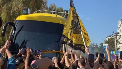 «Πανικός» και «νάτοι, νάτοι οι πρωταθλητές» στην άφιξη της ΑΕΚ στη Νέα Φιλαδέλφεια!