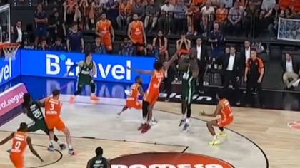 Κρεμάστε το στο Λούβρο: Το ιστορικό buzzer-beater του παικταρά Χέιζ-Ντέιβις που έκανε το 2-0 για τον Παναθηναϊκό!