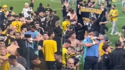 Ο Στρακόσια πανηγύρισε συγκινημένος αγκαλιά με τον πατέρα του το πρωτάθλημα της ΑΕΚ