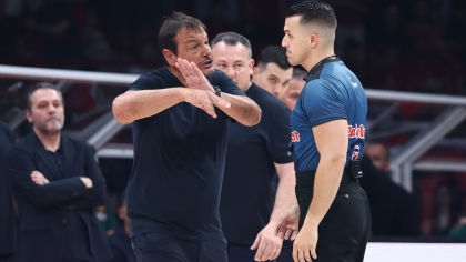 Έξαλλος Άταμαν: Μπήκε στο παρκέ διαμαρτυρόμενος, αρνούνταν να βγει και τελικά αποβλήθηκε!