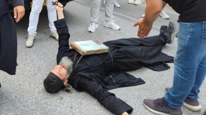 Απρόοπτο στο Pride της Θεσσαλονίκης: Ρασοφόρος ξάπλωσε στον δρόμο και φώναζε «ΜΕΤΑΝΟΕΙΤΕ» (vid)