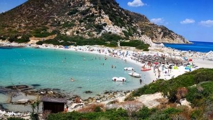 «Να νοικιάσω παιδί για να έχω σκιά;»: Η απόφαση στη Σαρδηνία που εξόργισε τους λουόμενους