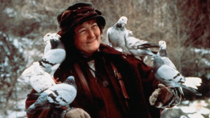Αντίο στην «κυρία με τα περιστέρια» του Home Alone 2: Η Brenda Fricker άφησε πίσω της μια σπουδαία κινηματογραφική παρακαταθήκη