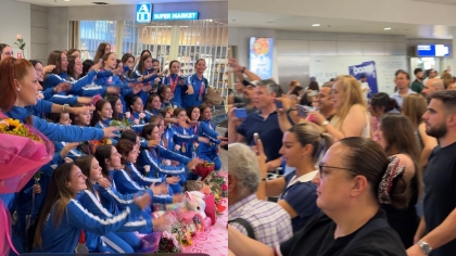 Χαμός στο αεροδρόμιο - Η εθνική ομάδα Cheerleading επέστρεψε με δώδεκα μετάλλια
